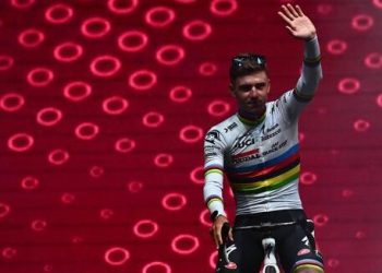 Maglia rosa per Evenepoel: il belga vince la prima tappa del 106esimo Giro d’Italia