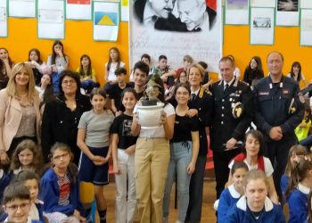 La talea dell’albero della legalità arriva a Villa Vomano, gli studenti accolgono i carabinieri forestali
