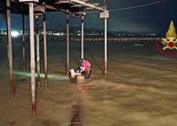 Maltempo, l’intervento dei vigili del fuoco per rimuovere un tronco incastrato sotto il trabocco