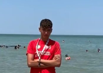 Giovane bagnino salva la vita a un uomo in difficoltà al largo di Pescara