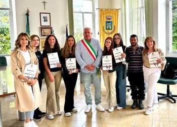 Neo diciottenni, il sindaco consegna la Costituzione: “Rispetto della Carta che guida il nostro vivere assieme” 