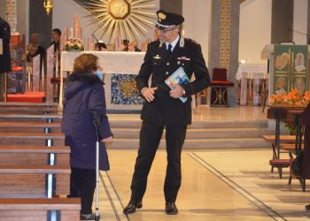 Tentano di convincere anziana a consegnargli 4500 euro, ma lei capisce l’inganno: caccia ai truffatori