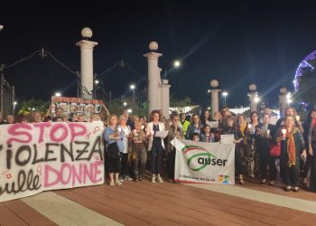 Una fiaccolata contro il femminicidio: grande partecipazione di amministratori, cittadini e associazioni all’iniziativa di Giulianova