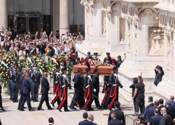 Conclusi i funerali di Silvio Berlusconi, cori e applausi all’uscita del feretro