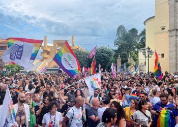 Un fiume colorato anima il Pride Abruzzo: oltre duemila persone in corteo a Chieti