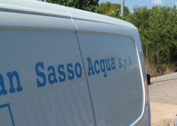 Problemi con il server alla Gran Sasso acqua, niente operazioni online: si lavora con carta e penna