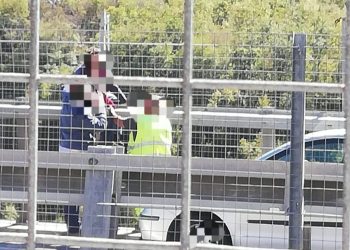Tenta di gettarsi dal ponte di Pietrasecca ma viene bloccato dalla polstrada: sfiorata nuova tragedia