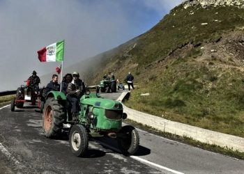 La scalata dei trattori d’epoca verso Campo Imperatore