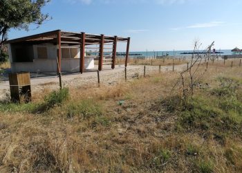 Eco spiaggia in totale abbandono, tra sporcizia e vandalismo: era stata inaugurata l’anno scorso (foto)