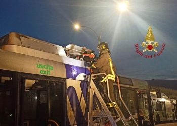 Autobus a metano va a fuoco, autista impugna l’estintore ed evita il peggio in attesa dei soccorsi
