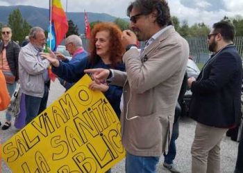 Bandiere, volantini e cartelli: in centinaia alla manifestazione per salvare la sanità pubblica