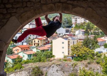 L’Aquila rinasce con lo sport: torna lo street boulder, arrampicate sulle facciate dei palazzi