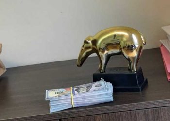 Il consigliere Mariani consegna un tapiro d’oro e una mazzetta di soldi finti a Marsilio (video)