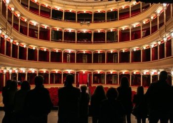 Teatro aperto, a Sulmona visita guidata al Maria Caniglia: alla scoperta dei segreti del palcoscenico
