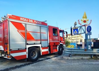 Insegna metallica pericolante sul ponte della Libertà, intervengono i vigili del fuoco