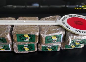 Operazione Gdf anti-spaccio, sequestrati 6 chili di hashish: arrestati i due corrieri