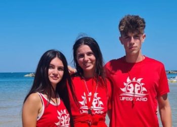 Padre e figlio perdono il materassino e rischiano di annegare: salvati da 3 giovani Guardia spiagge