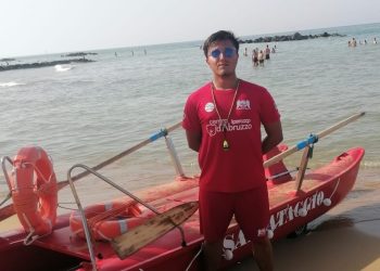 Tragedia sfiorata a Francavilla, due quindicenni portati a largo dalla corrente: salvati dal bagnino
