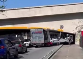 Camion tenta di passare sotto un ponte, ma è troppo basso: traffico in tilt