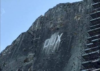 Restaurata la scritta Dux sulla roccia a Villa Santa Maria, D’Alessandro: “Si normalizza la vergogna”