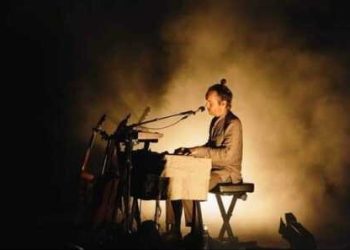 Luci soffuse su Damien Rice in apertura di Pescara Jazz: concerto intimo del cantautore irlandese