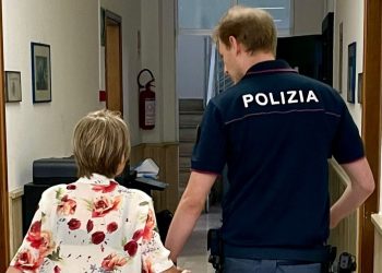 Strappa una catenina d’oro a un’anziana mentre passeggia: arrestato 25enne marocchino
