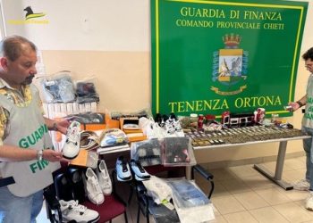 Nasconde in casa 9 chili di droga e accessori contraffatti: in manette un ragazzo di 20 anni