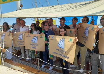 La Goletta Verde al porto di Giulianova: consegnata bandiera Legambiente ai Comuni costieri