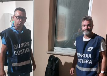La Guardia costiera scopre pescatori subacquei di frodo, multa di 5mila euro e pescato donato alla Caritas