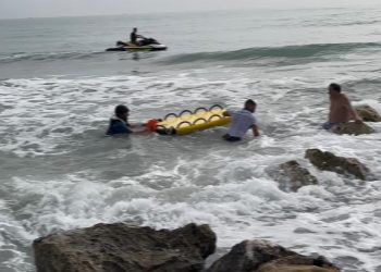 Bloccati sugli scogli, due bagnanti recuperati dalla Guardia costiera