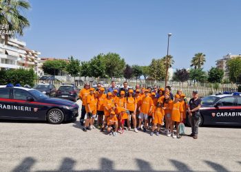 I bambini del campo scuola della Protezione Civile in vista ai Carabinieri di Alba Adriatica