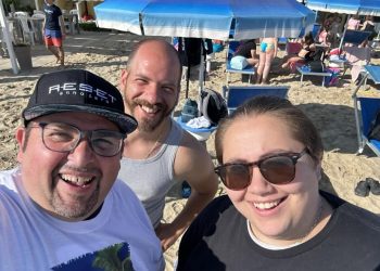 Mancano gli accompagnatori per la colonia: bimbi al mare con il sindaco e gli assessori