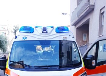 Perde il controllo dello scooter e finisce contro un palo: morto 45enne