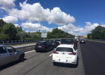 Scene da far west lungo l’autostrada A14, assalto a un portavalori: fiamme e terrore