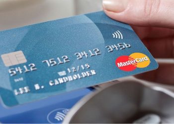 Trovano una carta di credito smarrita e fanno shopping sfrenato, scovate e denunciate dalla polizia