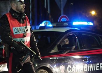 I carabinieri lo vedono mentre spaccia droga per strada, arrestato un 28enne