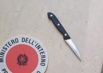Va in giro in bicicletta con un coltello da 19 centimetri in tasca: arrestato 44enne