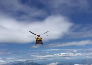 Cede la scala in cemento di una vecchia idrovora, grave turista tedesca