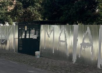 Insulti al sindaco Masci sui cancelli del cantiere dell’asilo nido, “Maiale”: lui posta la foto