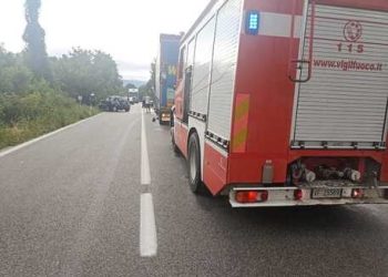Schianto contro un camion sulla Statale 17, poliziotta 50enne in codice rosso