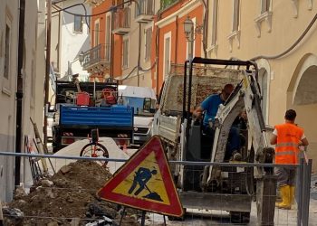 Strada chiusa per i lavori di riparazione della rete fognaria