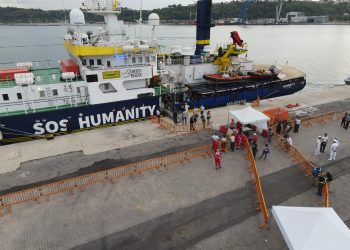 Nave Humanity attracca a Ortona con 197 persone a bordo: l’accoglienza dei volontari della Croce rossa
