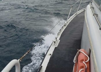 Peschereccio rischia di affondare al largo di Pescara, la Guardia Costiera salva due persone