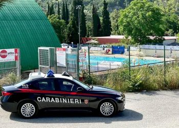 Incursione notturna alla piscina comunale, 6 giovani fuggono alla vista dei carabinieri