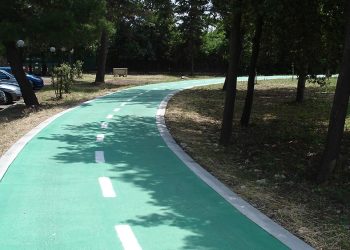 Cura del bene comune, tutti insieme per pulire la pista ciclabile: Cleanup con Retake e Amazon