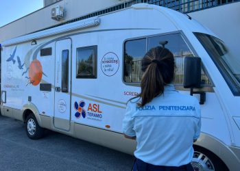 Il camper rosa varca i cancelli del carcere Castrogno: screening gratuito per il personale