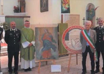Antico dipinto scomparso ritrovato all’Aquila, i carabinieri Tutela patrimonio lo riconsegnano alla parrocchia (video)