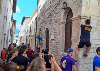 Street boulder all’Aquila: bloccata l’arrampicata sui palazzi del centro storico