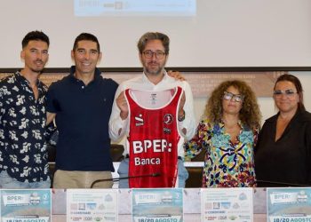 Il grande beach volley protagonista a Roseto, sfida tra atleti sulla spiaggia