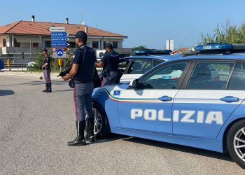 La polizia controlla sicurezza strade durante esodo di Ferragosto: sequestrate 8 patenti